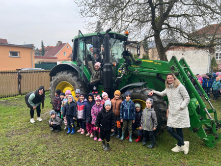 Na zahradu nám přijel traktor
